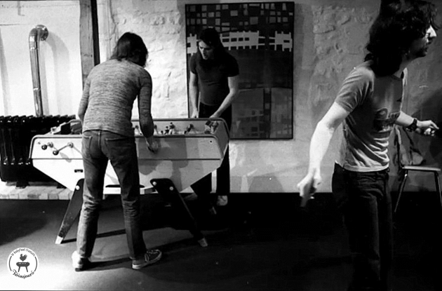 David Gilmour jouant sur un babyfoot Sulpie Bussoz en 1972 au château d'Herouville